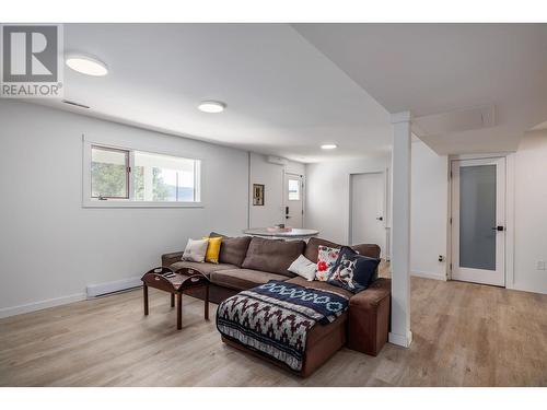 587 Mountain Drive, Vernon, BC - Indoor Photo Showing Living Room