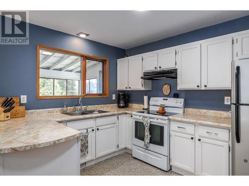 587 Mountain Drive, Vernon, BC - Indoor Photo Showing Kitchen With Double Sink