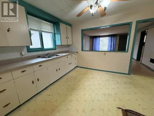 637 72Nd Avenue, Grand Forks, BC - Indoor Photo Showing Kitchen With Double Sink