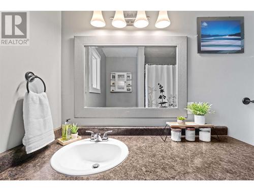 2650 30 Avenue Ne, Salmon Arm, BC - Indoor Photo Showing Bathroom