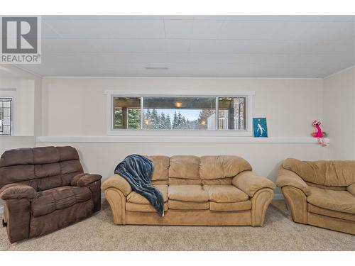 2650 30 Avenue Ne, Salmon Arm, BC - Indoor Photo Showing Living Room