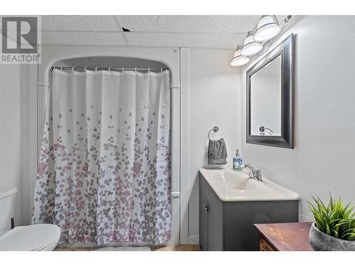 2650 30 Avenue Ne, Salmon Arm, BC - Indoor Photo Showing Bathroom