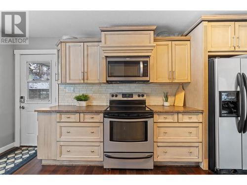 2650 30 Avenue Ne, Salmon Arm, BC - Indoor Photo Showing Kitchen