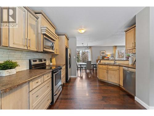 2650 30 Avenue Ne, Salmon Arm, BC - Indoor Photo Showing Kitchen