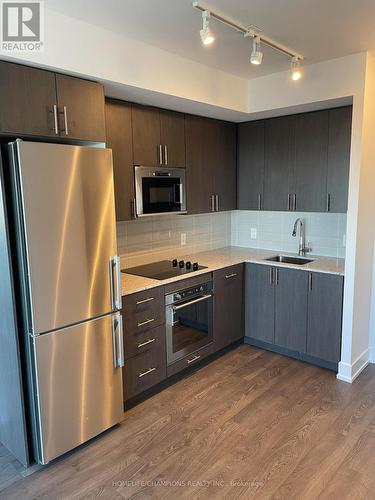 2005 - 2550 Simcoe Street N, Oshawa, ON - Indoor Photo Showing Kitchen With Stainless Steel Kitchen With Upgraded Kitchen