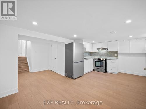 11 Webster Drive, Aurora, ON - Indoor Photo Showing Kitchen