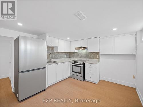 11 Webster Drive, Aurora, ON - Indoor Photo Showing Kitchen