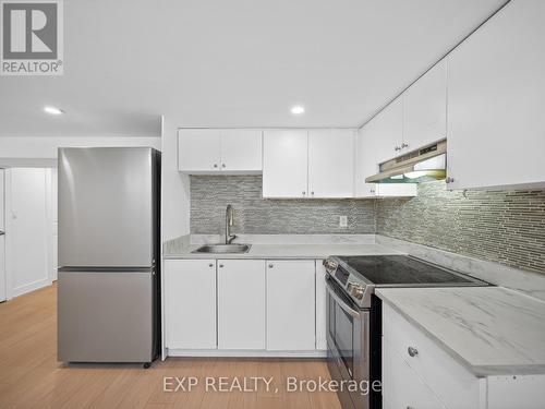 11 Webster Drive, Aurora, ON - Indoor Photo Showing Kitchen With Upgraded Kitchen