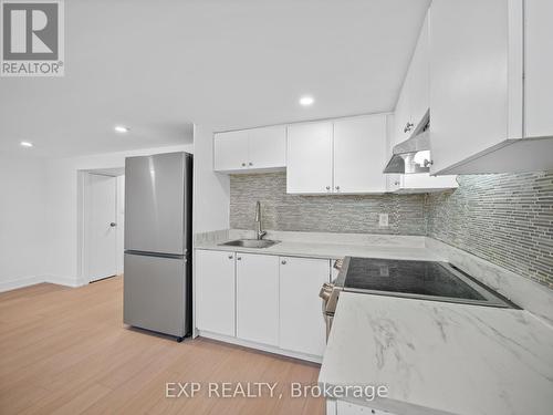 11 Webster Drive, Aurora, ON - Indoor Photo Showing Kitchen