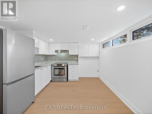 11 Webster Drive, Aurora, ON - Indoor Photo Showing Kitchen