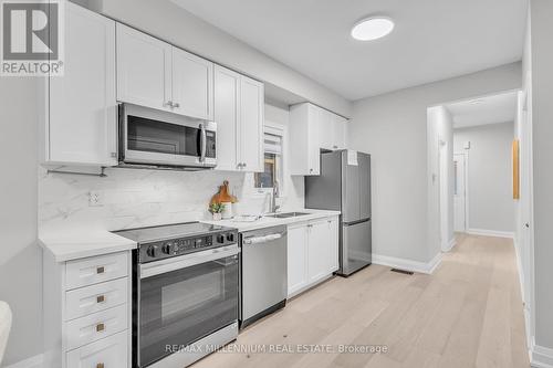 18 Deneb Street, Barrie, ON - Indoor Photo Showing Kitchen