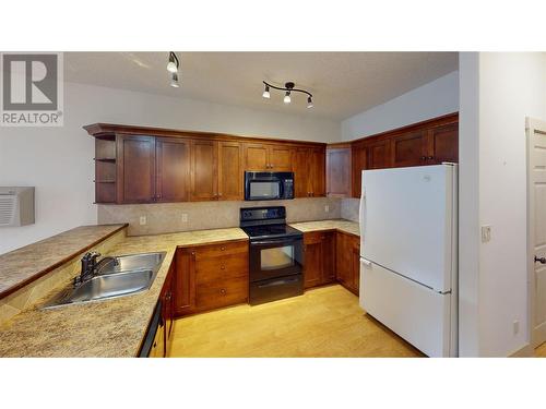 7307 Prospector Avenue Unit# 701, Radium Hot Springs, BC - Indoor Photo Showing Kitchen With Double Sink