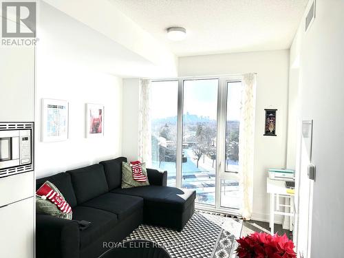 535 - 20 O'Neill Road, Toronto, ON - Indoor Photo Showing Living Room