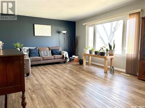 444 2Nd Street E, Shaunavon, SK - Indoor Photo Showing Living Room