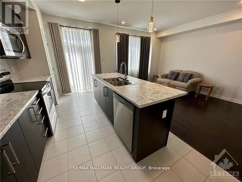 588 Lilith Street, Ottawa, ON - Indoor Photo Showing Kitchen With Double Sink With Upgraded Kitchen