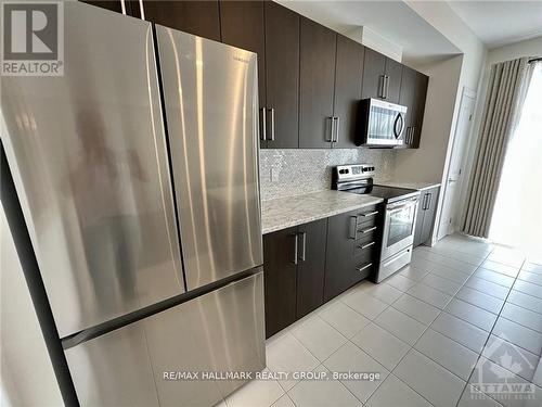 588 Lilith Street, Ottawa, ON - Indoor Photo Showing Kitchen With Upgraded Kitchen