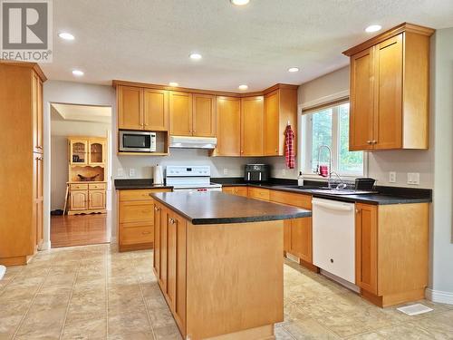 1551 View Drive, Quesnel, BC - Indoor Photo Showing Kitchen