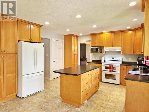 1551 View Drive, Quesnel, BC - Indoor Photo Showing Kitchen