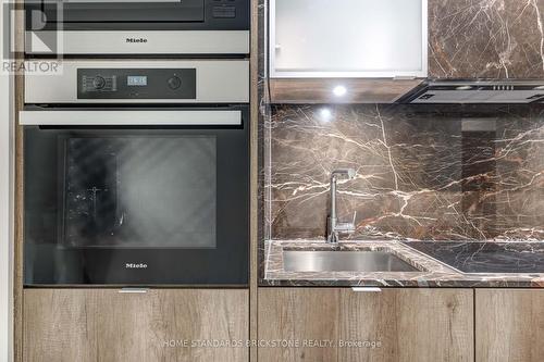 1014 - 11 Yorkville Avenue, Toronto, ON - Indoor Photo Showing Kitchen