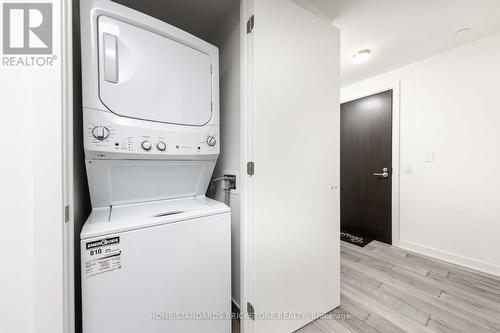 1014 - 11 Yorkville Avenue, Toronto, ON - Indoor Photo Showing Laundry Room