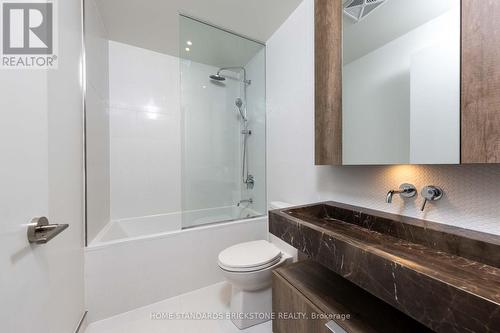 1014 - 11 Yorkville Avenue, Toronto, ON - Indoor Photo Showing Bathroom