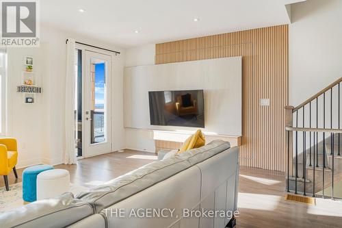 755 Port Darlington Road, Clarington, ON - Indoor Photo Showing Living Room