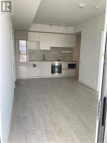 2912 - 5 Buttermill Avenue, Vaughan, ON - Indoor Photo Showing Kitchen