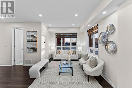 340 Lagerfeld Drive, Brampton, ON - Indoor Photo Showing Living Room