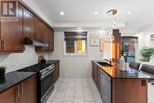 340 Lagerfeld Drive, Brampton, ON - Indoor Photo Showing Kitchen With Double Sink With Upgraded Kitchen