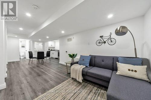 786 Mary Street N, Oshawa, ON - Indoor Photo Showing Living Room