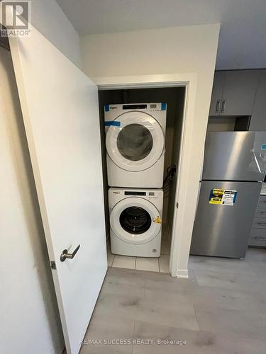 3401 Ridgeway Drive, Mississauga, ON - Indoor Photo Showing Laundry Room