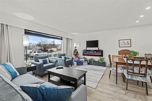 130 Heather Street, Kamloops, BC - Indoor Photo Showing Living Room