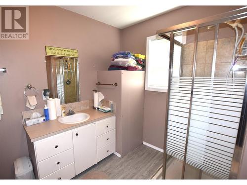 main bath - 10983 Westside Road, Vernon, BC - Indoor Photo Showing Bathroom