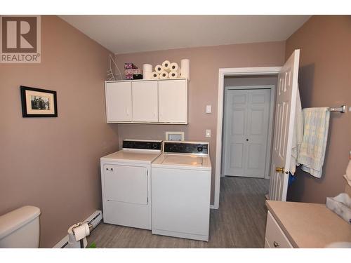 laundry in main bath - 10983 Westside Road, Vernon, BC - Indoor Photo Showing Laundry Room