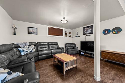 1143 Thompson Avenue, Chase, BC - Indoor Photo Showing Living Room