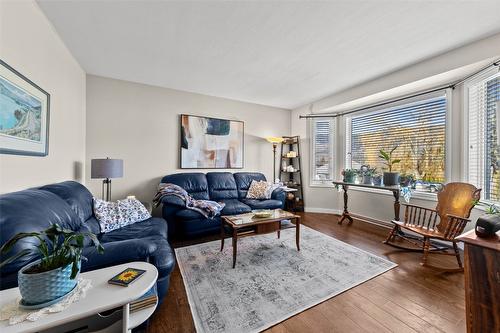 1143 Thompson Avenue, Chase, BC - Indoor Photo Showing Living Room