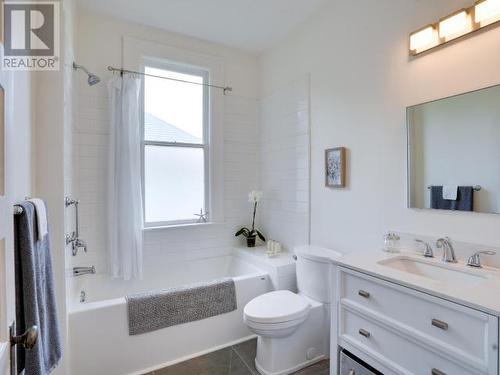 6309 Oak Street, Powell River, BC - Indoor Photo Showing Bathroom