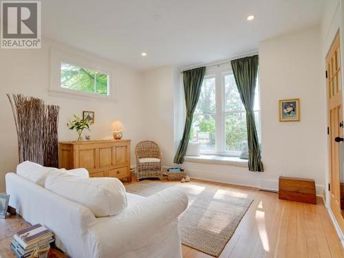 6309 Oak Street, Powell River, BC - Indoor Photo Showing Living Room