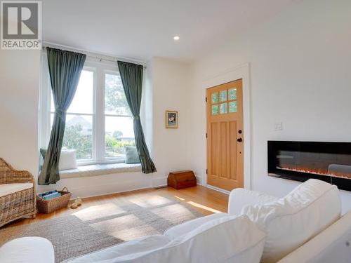 6309 Oak Street, Powell River, BC - Indoor Photo Showing Living Room With Fireplace