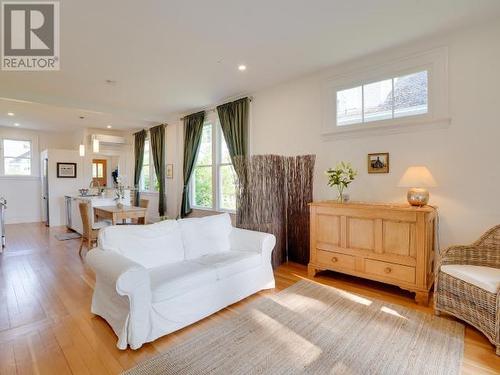 6309 Oak Street, Powell River, BC - Indoor Photo Showing Living Room