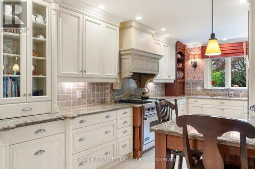 18 Park Court, Niagara-On-The-Lake, ON - Indoor Photo Showing Kitchen With Upgraded Kitchen