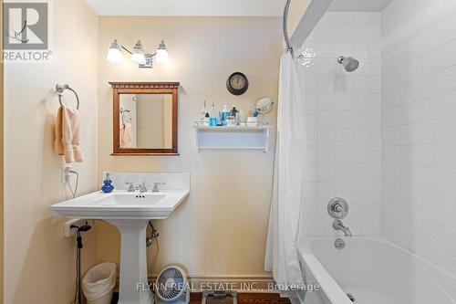 18 Park Court, Niagara-On-The-Lake, ON - Indoor Photo Showing Bathroom