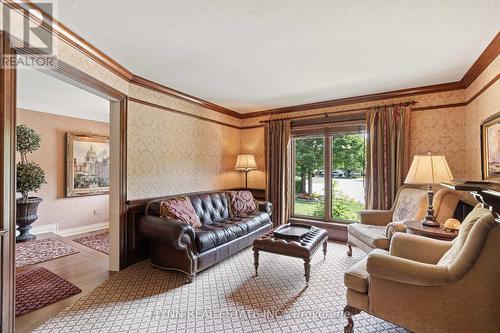 18 Park Court, Niagara-On-The-Lake, ON - Indoor Photo Showing Living Room