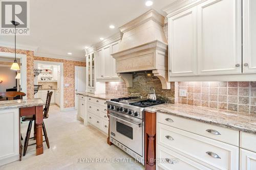 18 Park Court, Niagara-On-The-Lake, ON - Indoor Photo Showing Kitchen With Upgraded Kitchen