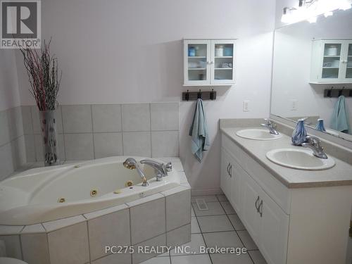 547 Ontario Street, Woodstock (Woodstock - South), ON - Indoor Photo Showing Bathroom