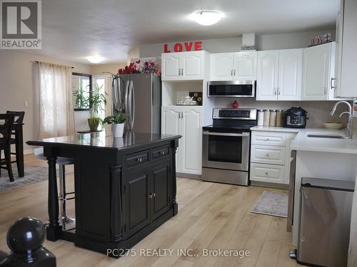 547 Ontario Street, Woodstock (Woodstock - South), ON - Indoor Photo Showing Kitchen