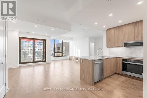 2705 - 340 Queen Street, Ottawa, ON - Indoor Photo Showing Kitchen With Upgraded Kitchen