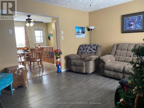 253 Little Street, Temiskaming Shores (Haileybury), ON - Indoor Photo Showing Living Room