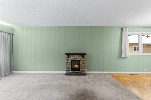 1115 Victoria Road, Revelstoke, BC - Indoor With Fireplace