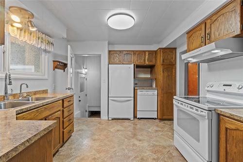 1115 Victoria Road, Revelstoke, BC - Indoor Photo Showing Kitchen With Double Sink